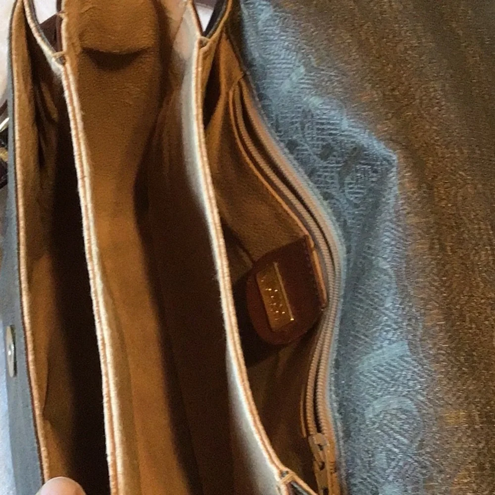 Vintage Gucci Bags - Picture 9 of 15